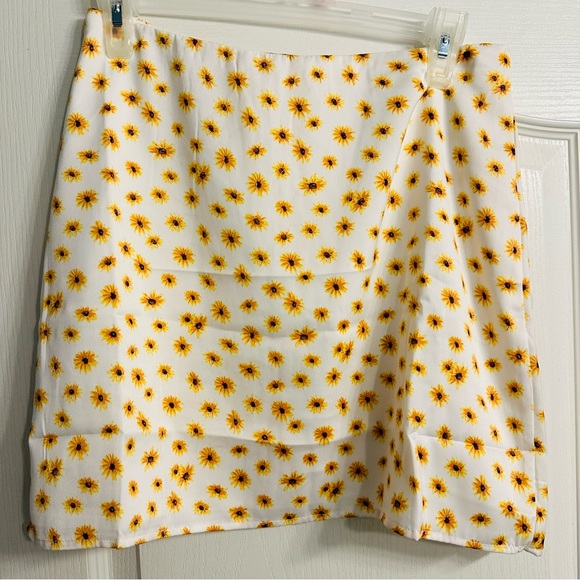 WeWoreWhat NWT Womens White Floral Sunflower Slip Miniskirt msrp $69 medium - Picture 9 of 9